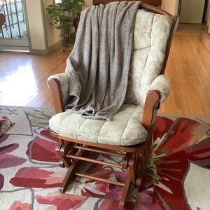 EUC Full Size Lightweight Grey / Taupe Throw / Blanket